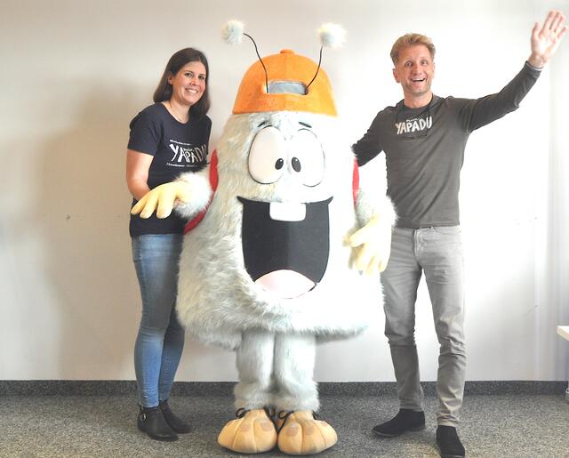 Nina Wackerle und Gernot Riedel mit dem neuen Regions-Maskottchen "Yappy Yapadu".