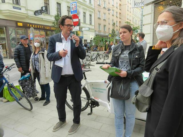 Bezirksvorsteher Markus Reiter hält am Neubau regelmäßige Grätzelgespräche ab.