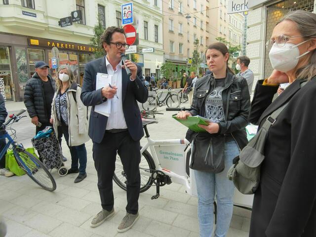 Bezirksvorsteher Markus Reiter hält am Neubau regelmäßige Grätzelgespräche ab. | Foto: Sabine Krammer