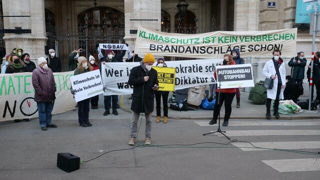 Klimaprotest vor dem Wiener Rathaus gegen den Lobautunnel und die Stadtstraße.