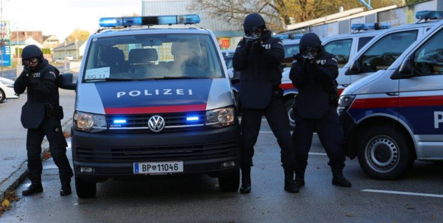Die „Schnelle Interventionsgruppe“ konnte den Mann vor der Wohnung stellen (Symbolfoto)