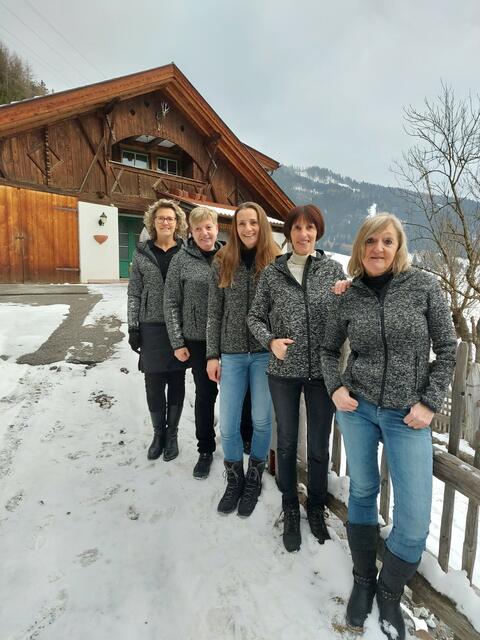 Die neue Spitze mit Ortsbäuerin Johanna Gratl, Christine Ebner, Carola Holzmann, Manuela Röthinger und Traudi Papes (v.r.). Nicht im Bild: OB-Stv. Anita Riedl