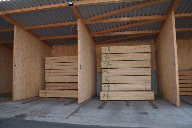 Teil der neuen Halle sind überdachte Holzlagerflächen. | Foto: Martin Wurglits
