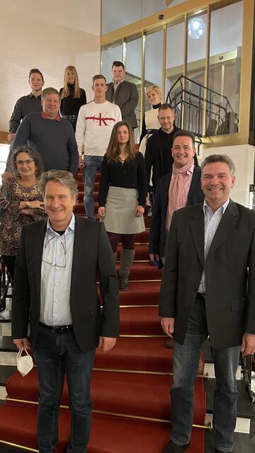 KandidatInnen für "Dein Telfs" mit Bgm.-Kandidat Norbert Tanzer (vorne li.) und Dieter Schilcher (re.) an der Spitze.