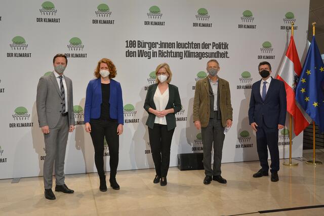 Bürgermeister Peter Eisenschenk (rechts) repräsentierte Tulln als Vorzeigegemeinde bei der Pressekonferenz zum Startschuss des „Klimarates“ von Klimaschutz-Ministerin Leonore Gewessler (Mitte) – weiters am Podium (v.l.n.r.) Rainer Handlfinger, Bürgermeister von Ober-Grafendorf, Katharina Rogenhofer, Initiatorin des Klimavolksbegehrens und Georg Kaser, Klimaforscher Uni Innsbruck und Co-Leiter des wissenschaftlichen Beirates des Klimarates.