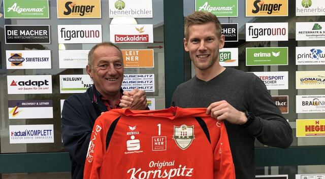Gottfried Auerböck (l.) fädelte viele gute Deals für den Pregartner Fußball ein. Unser Bild zeigt ihn bei der Verpflichtung von Tormann Klaus Schützeneder.