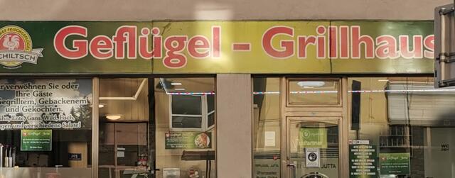 Genau gegenüber der Straßenbahnhaltestelle