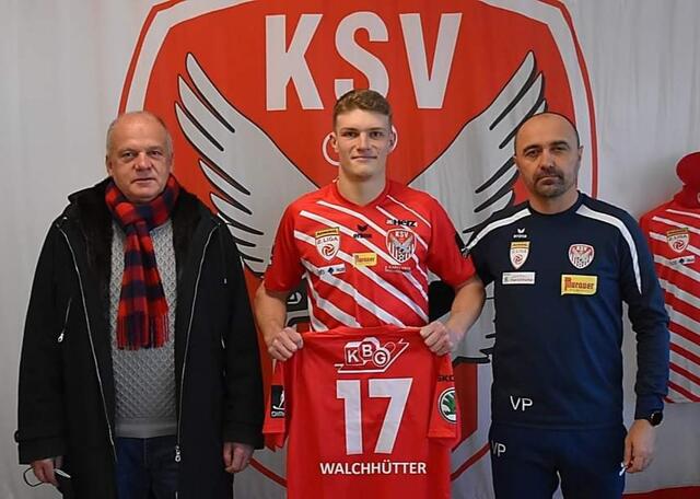KSV-Präsident Erwin Fuchs, Lukas Walchhütter und Cheftrainer Vlado Petrovic.