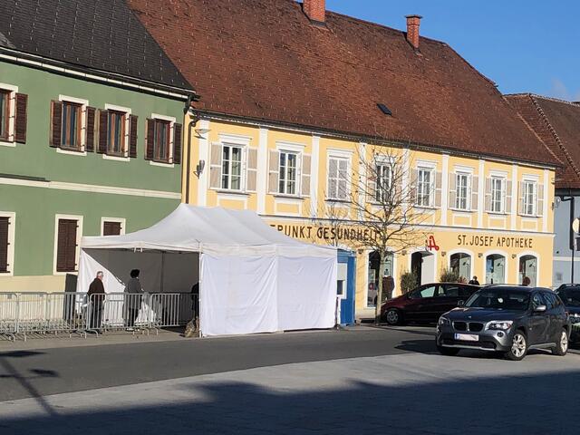 Vor der St.-Josef-Apotheke in Fehring wird getestet. Neu: Nun werden PCR-Proben vor Ort selbst ausgewertet.