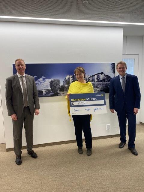 Raika Geschäftsleiter Hermann Berghammer, Alexandra Furtner-Probst, Kinderschutzzentrum Innviertel,  Raika Direktor Josef Knauseder. | Foto: Raiffeisenbank Region Braunau