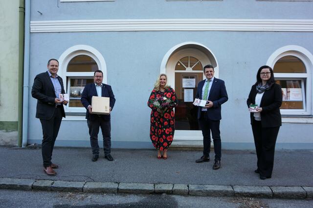 Neue Praxis in der Santnergasse 4: Franz Kneißl, FSR Christian Sommerbauer, Ilse Primes, Bgm. Franz Jost und Simone Pfeiffer (v.l.).