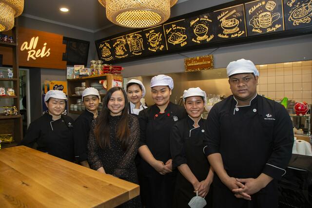 Inhaberin Nisachon Suwantha und ihr "All Reis" Team.  | Foto: All Reis