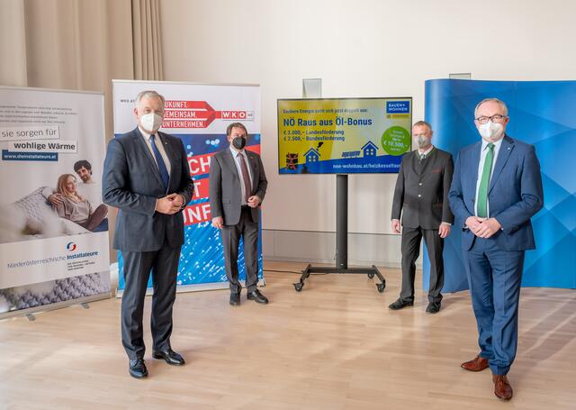 Wohnbau-Landesrat Martin Eichtinger, NÖ-Wirtschaftskammer Präsident Wolfgang Ecker, Manfred Denk, Landesinnungsmeister-Stellvertreter der NÖ Sanitär-, Heizungs-und Lüftungstechniker, und LH-Stellvertreter Stephan Pernkopf | Foto: NLK/Filzwieser