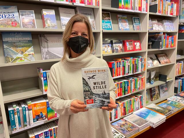 Englisches Landleben: Irina Fröhlich von der Buchhandlung Morawa empfiehlt "Wilde Stille" – und das nicht nur für England-Fans.  | Foto: Lisa Gold