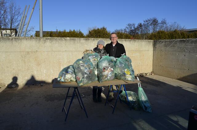 Marianne und Werner Ertl mit den unsortierten Müllsäcken | Foto: Rudolf Sieberth