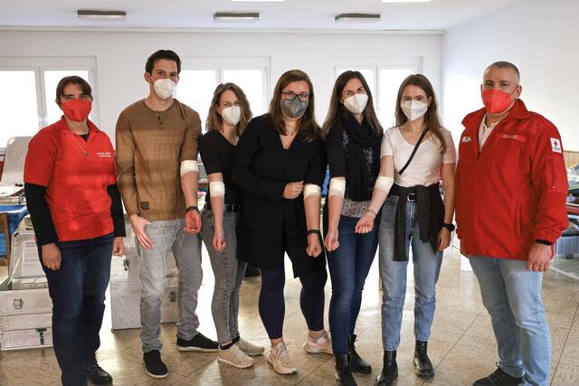 Rotkreuz Mitarbeiterin Tanja Bruckner und OL Robert Oswald mit den Spender:innen Patrick Wusits, Tanja Wusits, Maria Koller, Christina Liszt und Verena Huber. 