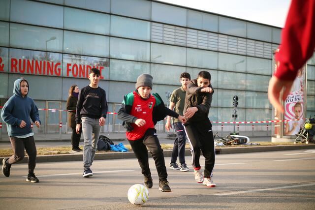 Mit einem Fußballmatch am Praterstern protestierten Links gegen den Bau der neuen Sportstätte in der Venediger Au. | Foto: Links/Bernhard Hayden