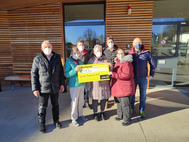 1.100 Euro wurden jetzt der Lebenshilfe Weiz übergeben. Das Geld wurde bei der Friedenslichtaktion der Laufgemeinschaft Gutenberg-Stenzengreith und Mortantsch eingenommen. | Foto: Laufgemeinschaft Mortantsch-Gutenberg-Stenzengreith
