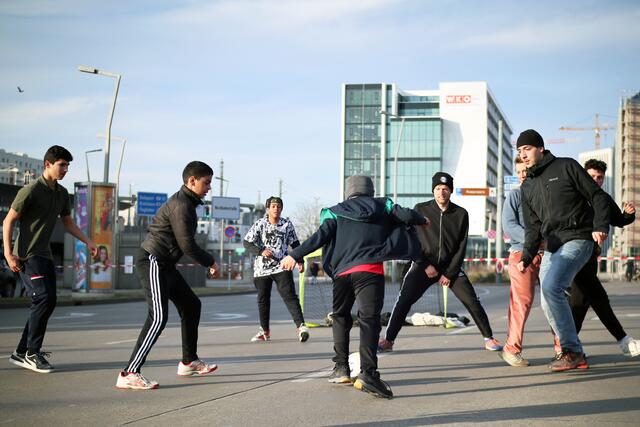 Mit einem Fußballmatch am Praterstern protestierten Links gegen den Bau der neuen Sportstätte in der Venediger Au. | Foto: Links/Bernhard Hayden