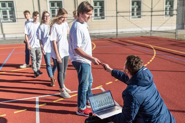 Ausgabe von Fitnesstrackern an SchülerInnen zum Auslesen von Bewegungsdaten und Fitnesschecks  | Foto: Paul Nagl/ HTL