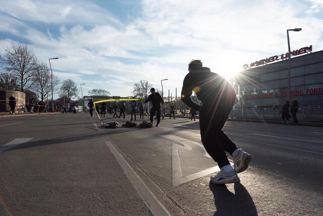 Mit einem Fußballmatch am Praterstern protestierten Links gegen den Bau der neuen Sportstätte in der Venediger Au. | Foto: Links/Bernhard Hayden