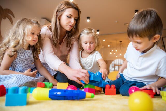 In der Kinderbildung- und betreuung mangelt es an ausreichend Personal. | Foto: Alla Serebrina/panthermedia