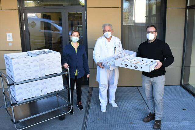 Cafeteria-Chefin Tanja Salomon und Direktor Erwin Schwaighofer bedanken sich bei Manuel Krenn von der Firma Haubis für die Krapfen. | Foto: Landesklinikum Scheibbs