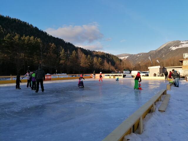 Eislaufplatz in Ried im Oberinntal beim H2O. | Foto: TVB Tiroler Oberland