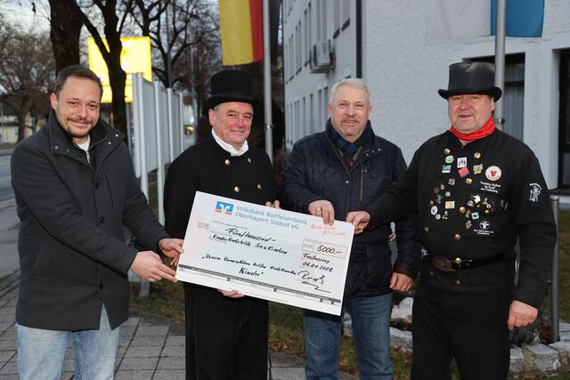 Thomas Janik (links) von der Kinderkrebshilfe, Kurt Pletschacher von den Salzburger Rauchfangkehrer und Altbürgermeister Josef "Sepp" Flatscher mit dem Scheck sowie das bayerisches Original: "da Ruaß" (rechts) in seiner Kluft. | Foto: Franz Neumayr 