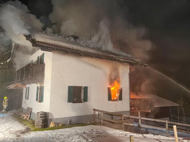 Das Haus wurde durch den Brand stark beschädigt. | Foto: ZOOM.TIROL