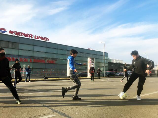 Mit einem Fußballmatch am Praterstern protestierten Links gegen den Bau der neuen Sportstätte in der Venediger Au. | Foto: Links/Bernhard Hayden