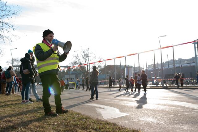 Mit einem Fußballmatch am Praterstern protestierten Links gegen den Bau der neuen Sportstätte in der Venediger Au. | Foto: Links/Bernhard Hayden