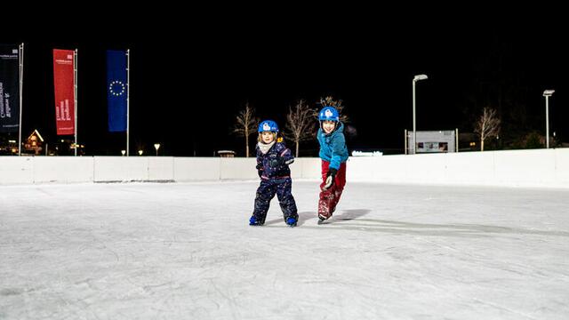 Eislaufplatz vor dem Arlberg WellCom in St. Anton am Arlberg. | Foto: TVB St. Anton am Arlberg, Patrick Bätz