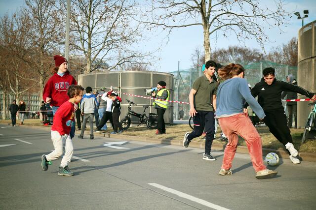 Mit einem Fußballmatch am Praterstern protestierten Links gegen den Bau der neuen Sportstätte in der Venediger Au. | Foto: Links/Bernhard Hayden