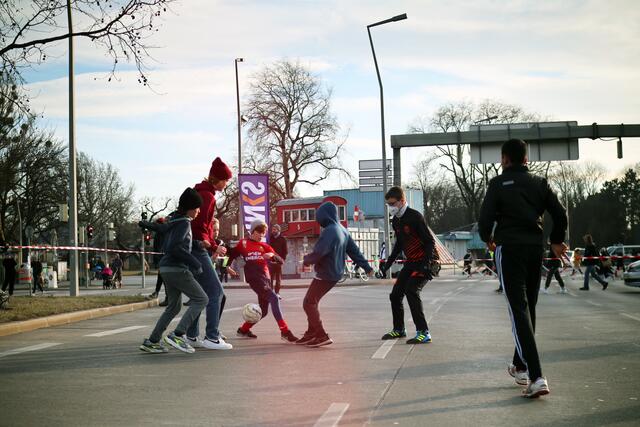 Mit einem Fußballmatch am Praterstern protestierten Links gegen den Bau der neuen Sportstätte in der Venediger Au. | Foto: Links/Bernhard Hayden