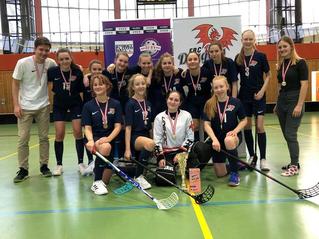 Viel Stolz und auch ein wenig Erschöpfung nach dem Kampf um den Staatsmeistertitel stehen den U19-Mädchen der FBC Dragons in die Gesichter geschrieben. | Foto: FBC Dragons