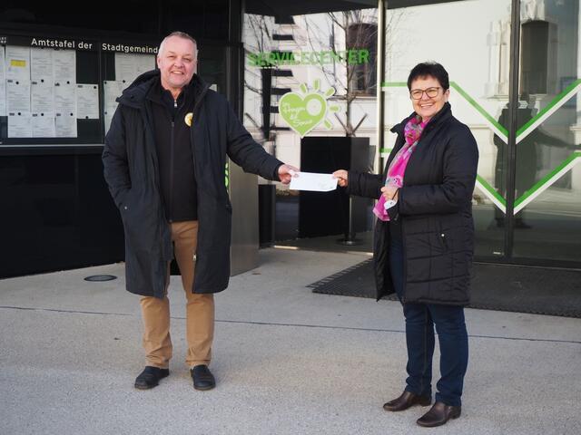 Hannes Resch übergab die Spende an Philippine Hierzer. | Foto: Stadtgemeinde Gleisdorf