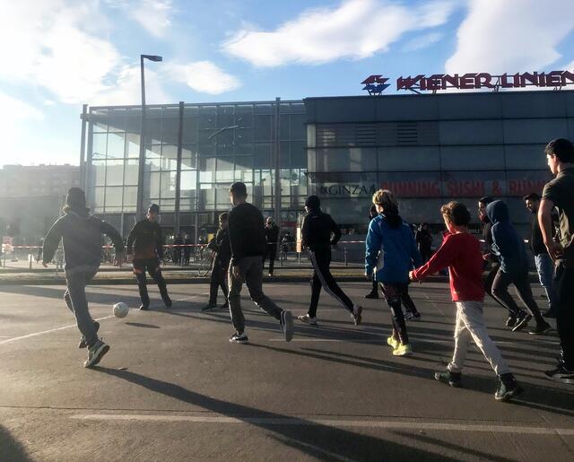 Mit einem Fußballmatch am Praterstern protestierten Links gegen den Bau der neuen Sportstätte in der Venediger Au. | Foto: Links/Bernhard Hayden