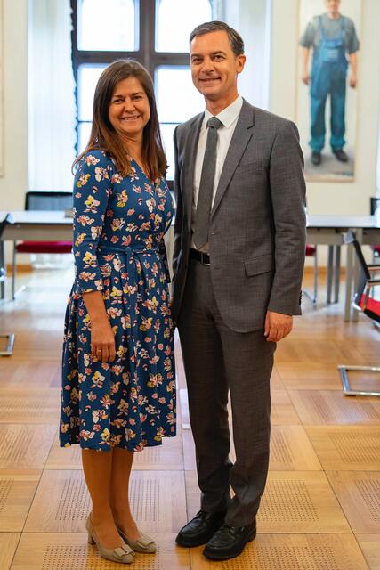 „Mit dem steirischen Winterpaket federn wir die stark steigenden Energiepreise ab“, betont Soziallandesrätin Doris Kampus. Am Bild mit LAbg. Wolfgang Dolesch.
 | Foto: Peter Drechsler