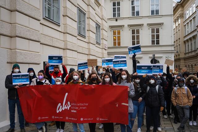 Die Petition zur Anpassung der Matura 2022 erreicht mittlerweile über 12.500 Unterschriften. Bei der Pressekonferenz vor dem Bildungsministerium streikten über 100 Schüler spontan.  | Foto: AKS