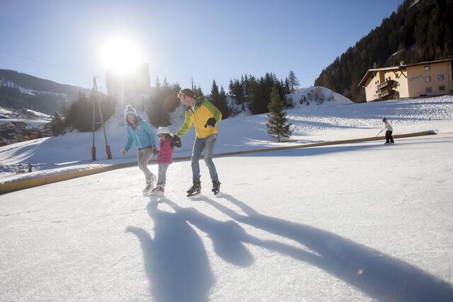 Eislaufen ist eine tolle Wintersport-Alternative für all jene, die kein Fan vom Sport auf der Piste sind oder die Abwechslung suchen. Im Bezirk bieten viele bestens gepflegte Plätze ein großes Angebot. | Foto: VB-Tiroler-Oberland-Nauders-Martin-Lugger