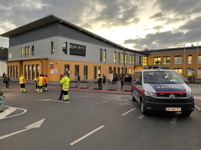 Großes Polizei- und Ordneraufgebot vor der Volksschule Voitsberg am Dienstag früh | Foto: Almer