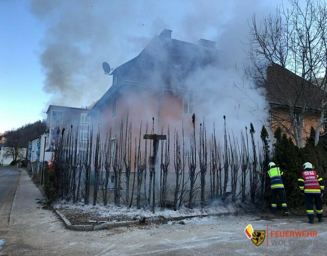 Die Feuerwehr war rechtzeitig vor Ort, der Brand konnte vor Übergreifen auf das Gebäude eingedämmt werden | Foto: FF Wolfsberg