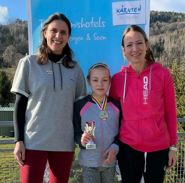 KTV-Frauenreferentin Julia Adlbrecht, U12-Landemeisterin Alina Pesec und ihre Mutter Bettina Pesec (v.l.) | Foto: Privat