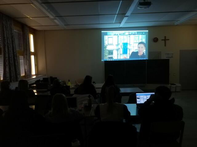 Die EU wie im Kino erleben - die Schülerinnen und Schüler der HLW Deutschlandsberg lernten Brüssel bequem von der Schulbank aus kennen.  | Foto: HLW Deutschlandsberg