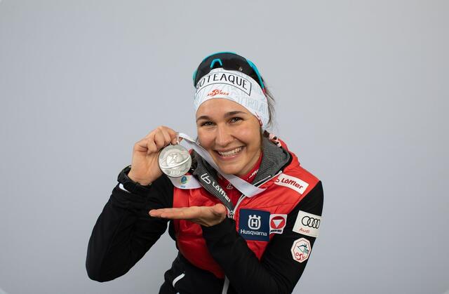 Letztes Jahr war die Freude über Silber in der  Mixed-Staffel Weltmeisterschaften 2021 auf der Pokljuka groß – doch jetzt steht der Olympiastart in den Sternen.
 | Foto: Heeressport