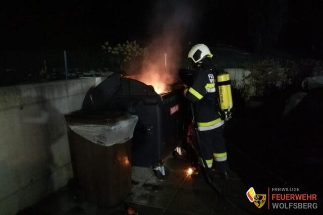 Um die starke Rauchentwicklung zu unterbinden, wurde der Müllcontainer unter Wasser gesetzt. | Foto: Feuerwehr Wolfsberg