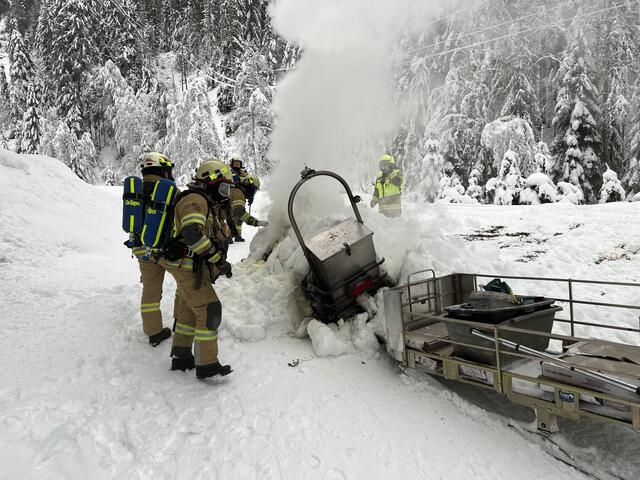 Der Brand des Skidoos konnte von der Feuerwehr Fieberbrunn unter Kontrolle gebracht werden. | Foto: ZOOM.TIROL