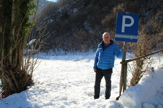 Ortschef Gerald Preimel vor dem künftigen Parkplatz am Möllnerweg. | Foto: RegionalMedien