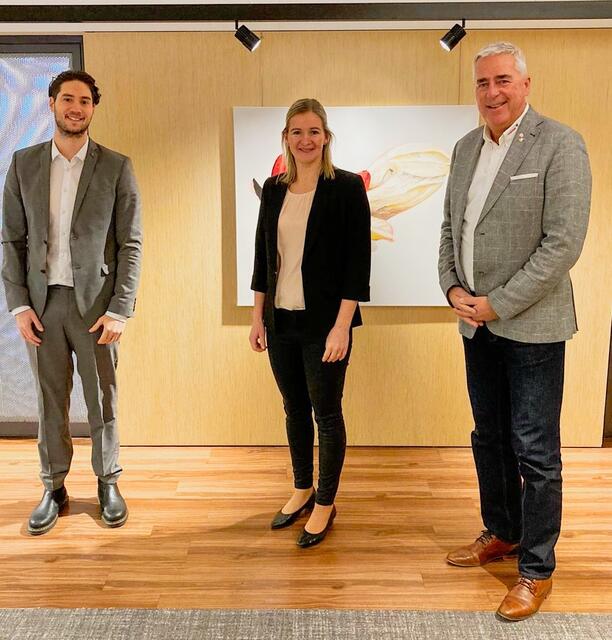 Der neue Marketing-Koordinator Livio Birlmair (Raiffeisenbank Serfaus-Fiss-Ried), Ines Scherl (Raiffeisenbank St. Anton am Arlberg) und Vorstand Josef Chodakowsky (v.l.). | Foto: Raiffeisen Werbeverein Bezirk Landeck.